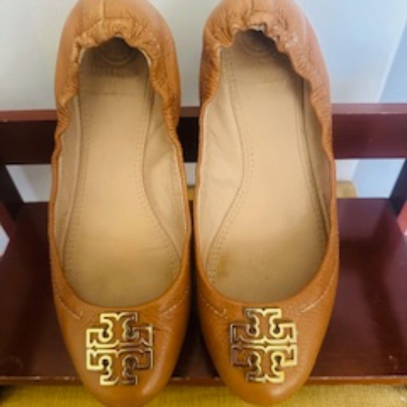 Tory Burch Royal Tan Leather Flats with TB Metallic Gold plated Logo-Pre-Owned - Picture 3 of 16